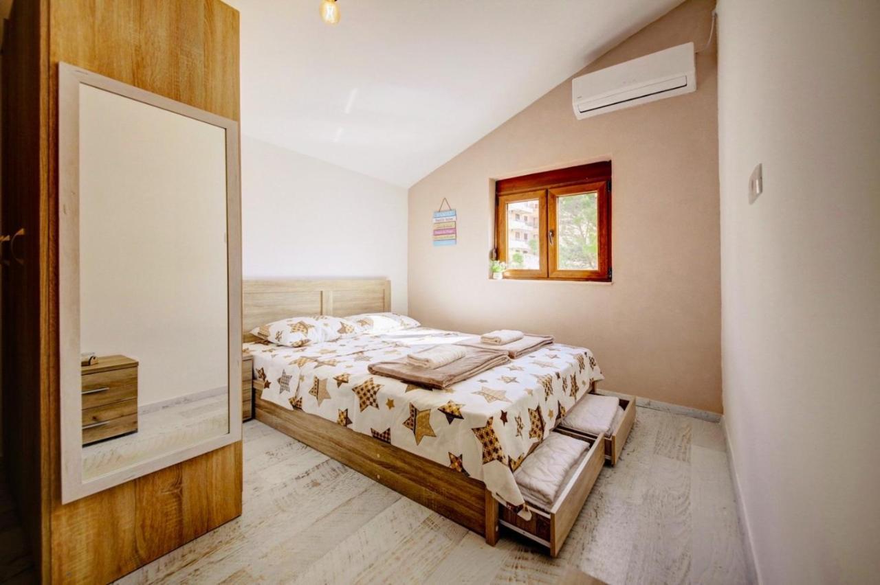 Rhizon Apartment Risan Bagian luar foto