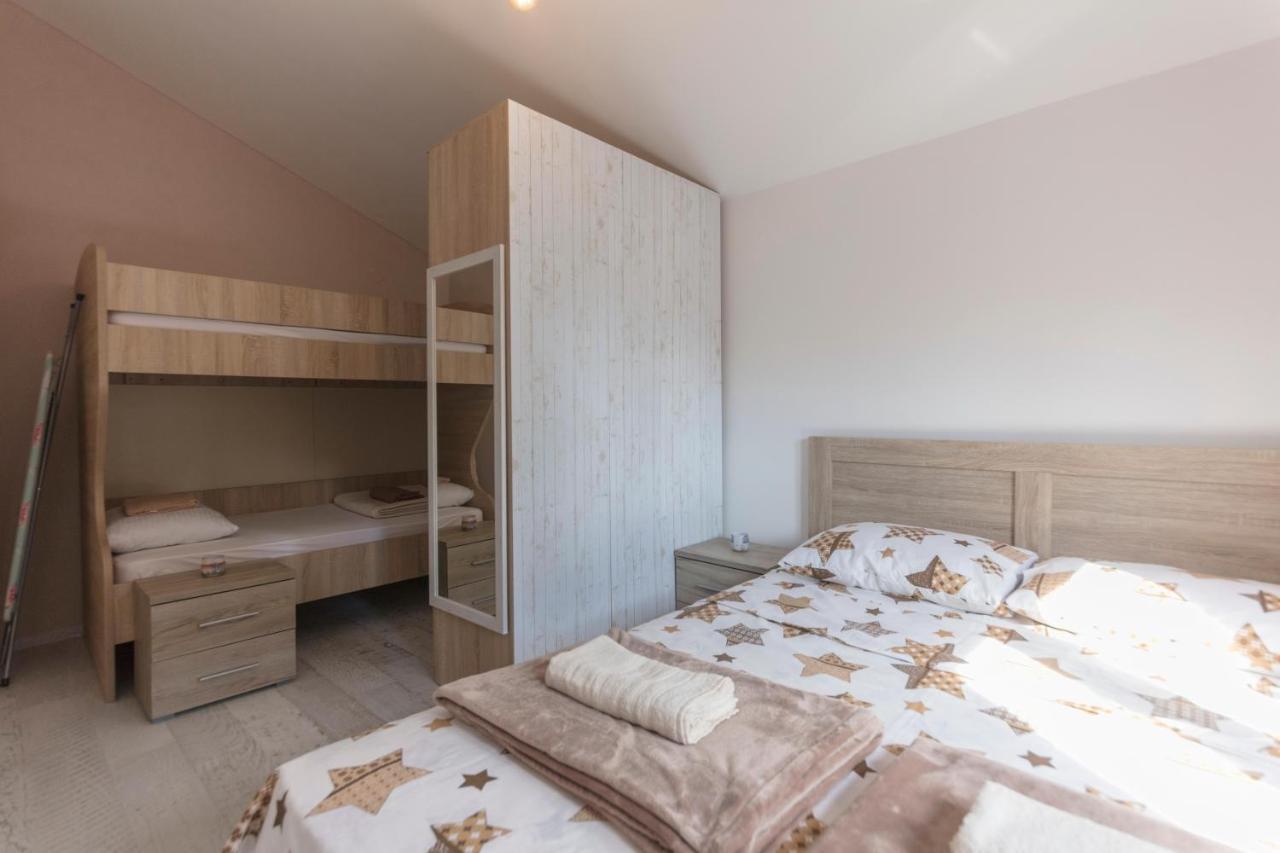 Rhizon Apartment Risan Bagian luar foto